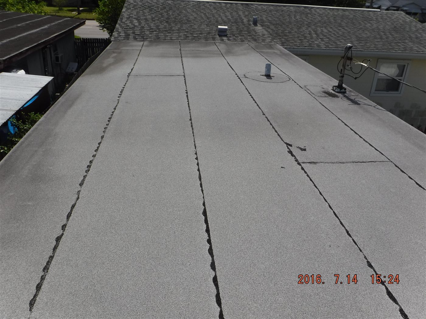 Flat roof cover feature
